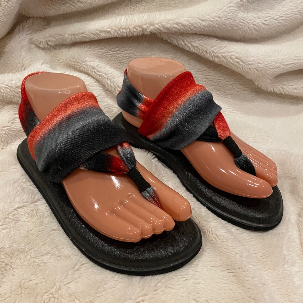 Sanuk Yoga Red Black Gray White Striped Print Sling Thong Sandals Size 6 EUC